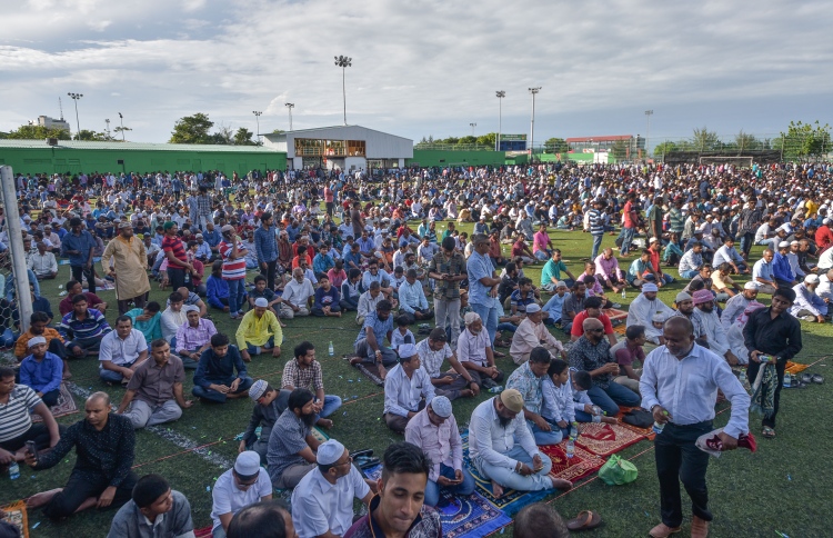 ދުނިޔަވީ މަންފާ ހޯދުމުގައި ﷲ އަށް އަޅުވެތިވުން