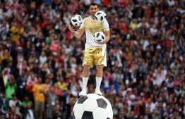 A performer juggles with 3 footballs during the Opening Ceremony before the Russia 2018 World Cup Group A football match between Russia and Saudi Arabia at the Luzhniki Stadium in Moscow on June 14, 2018. / AFP PHOTO / Kirill KUDRYAVTSEV / 