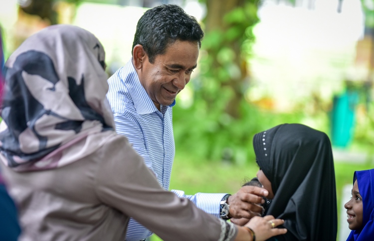 ރައީސްއާ އީދު ސަލާމްކުރަން ގިނަ އަދަދެއްގެ ބަޔަކު