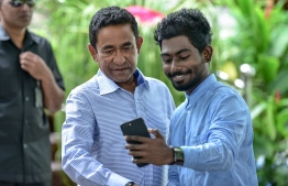 President Abdulla Yameen taking a 'selfie' with a supporter during the Eid Al Fitr greetings opened to the public at Rasrani Bageecha in the capital Male on June 15, 2018. PHOTO: NISHAN ALI / MIHAARU