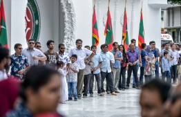 Rasrani Bageecha, Male, June 15, 2018: People queue up outside Rasrani Bacheega to receive Eid greetings from President Abdulla Yameen and FIrst Lady Fathimath Ibrahim after Eid prayers on Eid al-Fitr. PHOTO: NISHAN ALI/MIHAARU