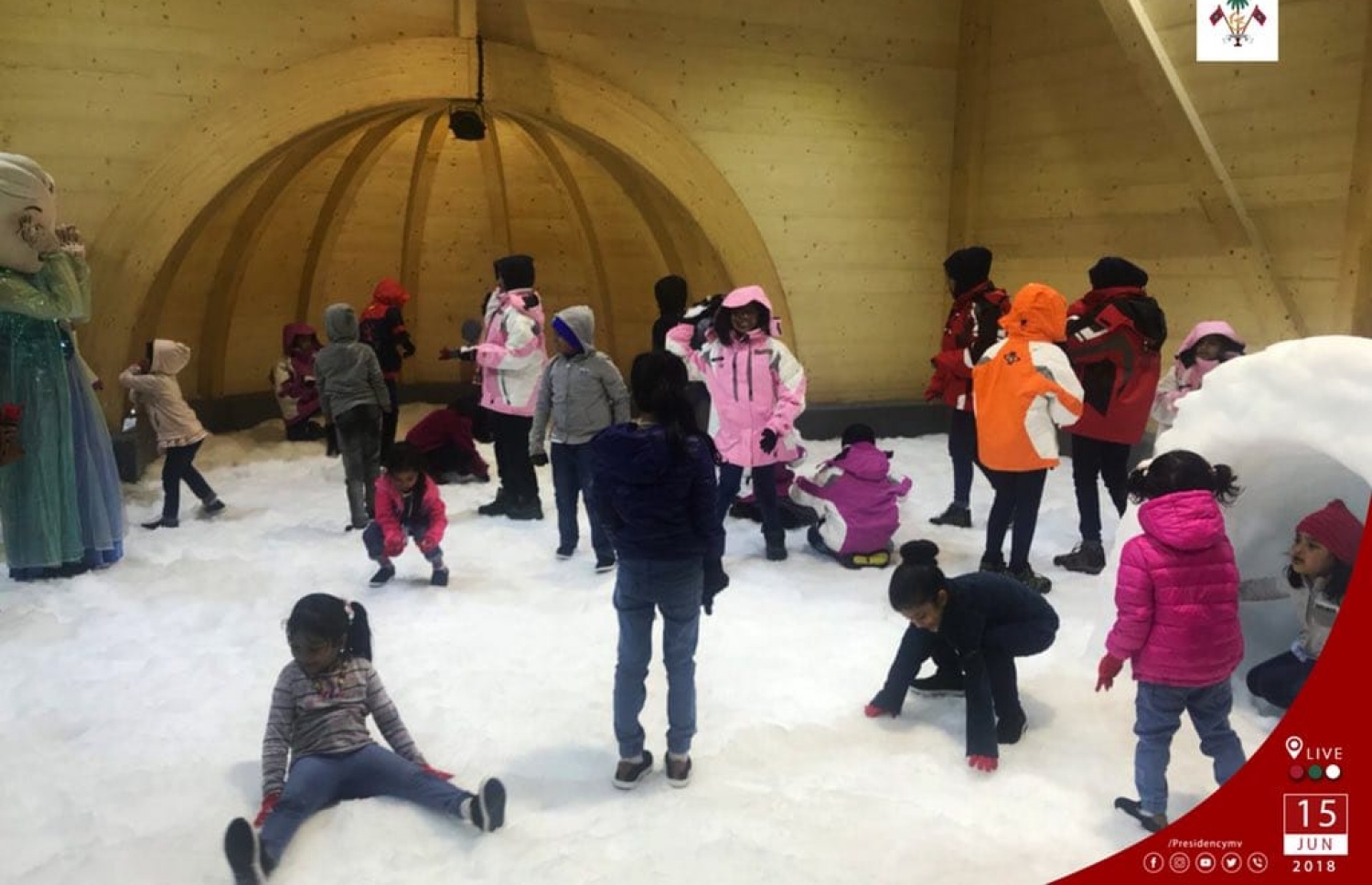 މިރޭ ހުޅުވި ވިންޓާ ޕާކްގައި ކުޑަކުދިންތަކެއް ސްނޯއާ ކުޅެނީ -- ފޮޓޯ: ރައީސް އޮފީސް