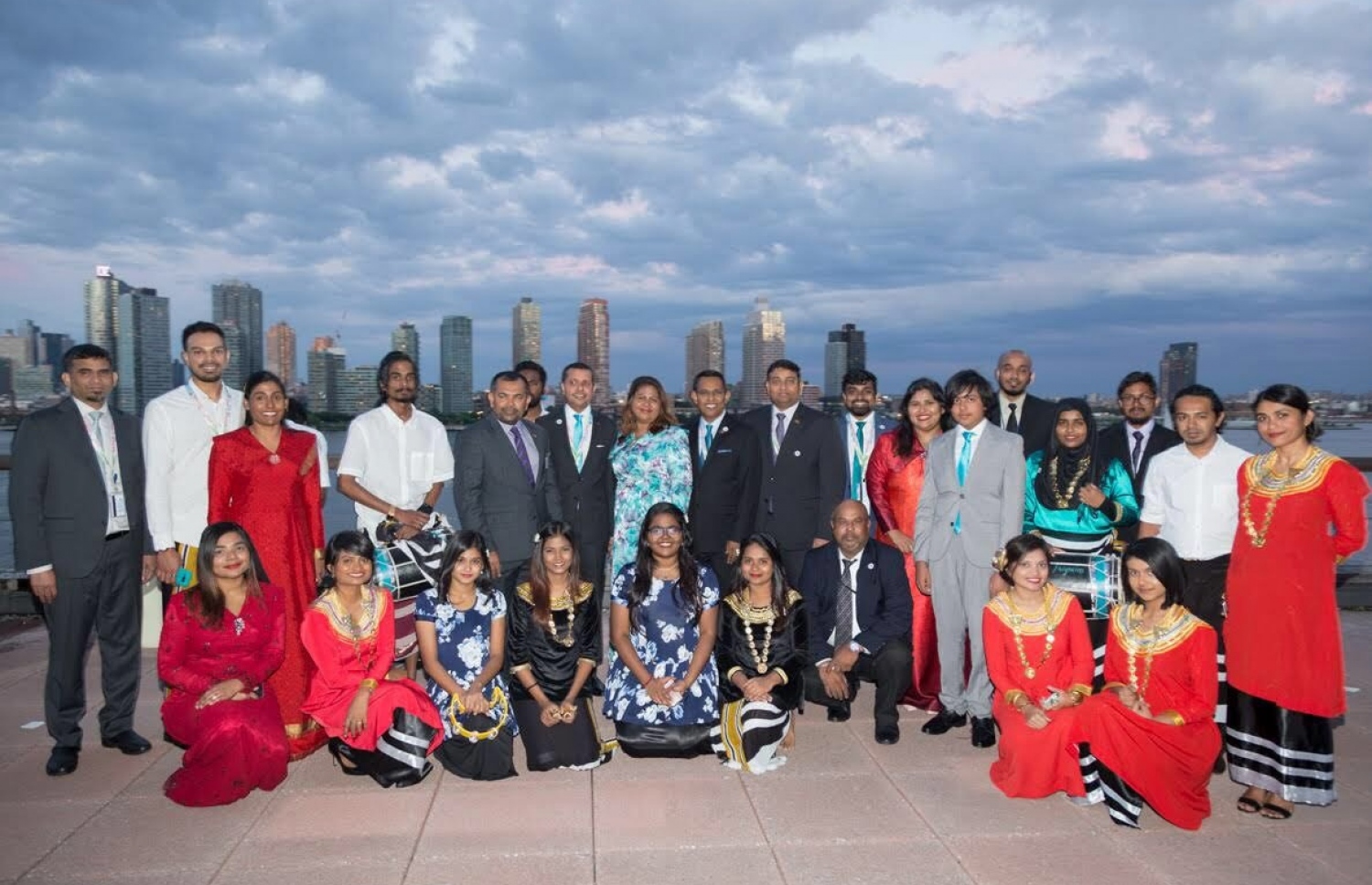 ރާއްޖޭގެ ވަފުދާއެކު، އިއްފަ ފޮޓޯއަކަށް ހުއްޓިލައިގެން: އޭނާގެ ކުރެހުމަށް ރަނގަޅު ތަރުހީބެއް ލިބުނު ކަމަށް ބުނި