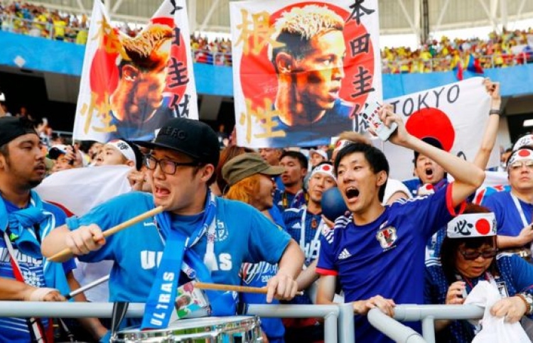 ދަނޑުން ކުނި ހޮވައި ސަޕޯޓަރުން ނަމޫނާ ދައްކައިފި