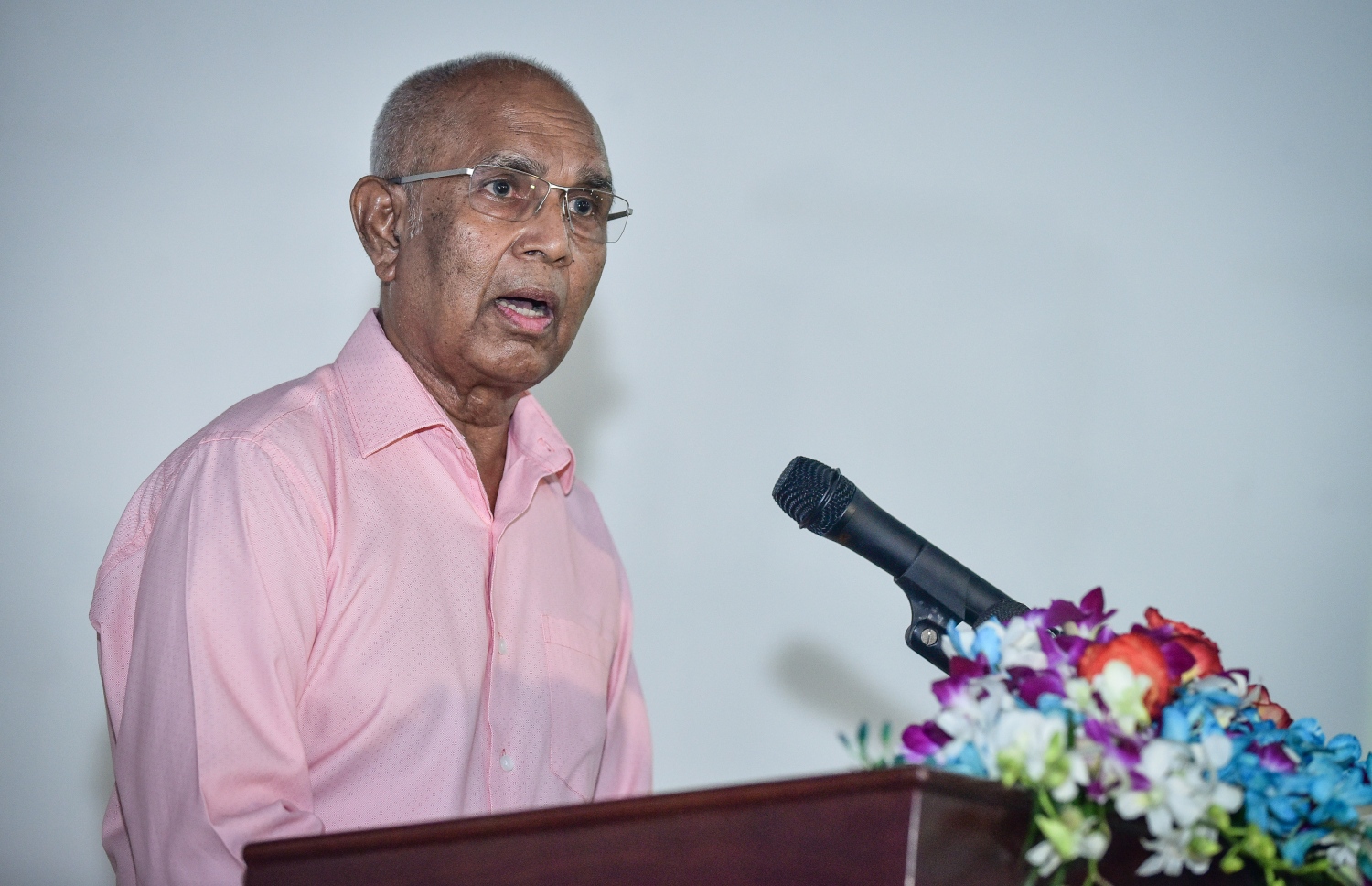 ޒާހިރު  ހަފްލާއެއްގައި ވާހަކަދައްކަވަނީ-- ފޮޓޯ: ނިޝާން އަލީ/މިހާރު