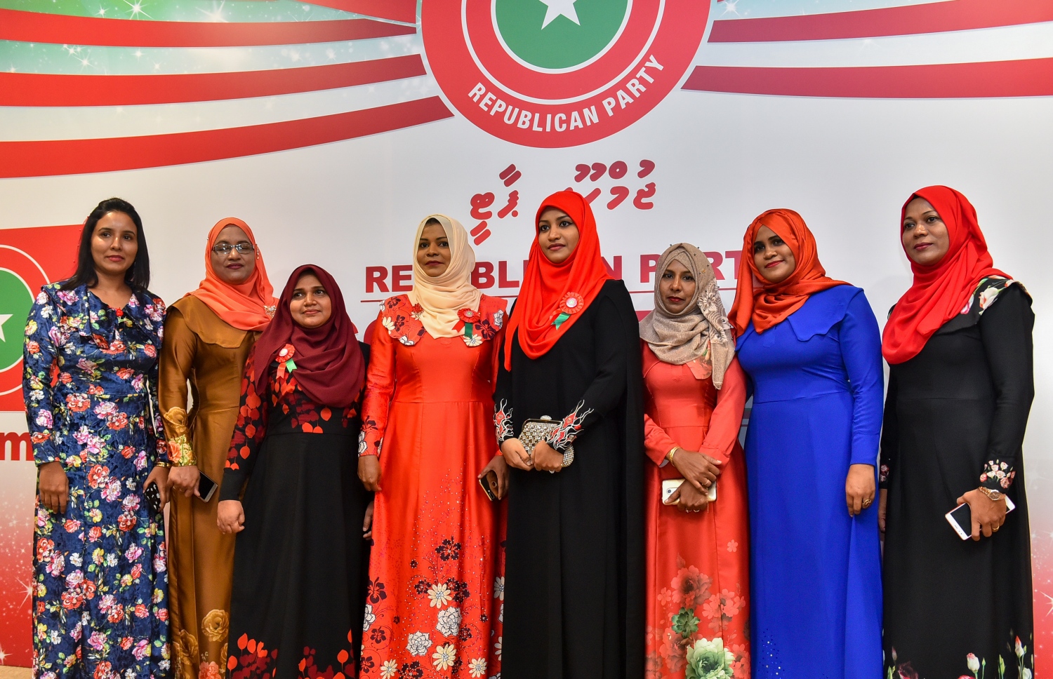 ޖޭޕީގެ ކޮންގްރެސް ނިންމުމުގެ ހަފުލާ އަށް ފަހު، އެ ޕާޓީގެ ބައެއް އިސް އަންހެން ބޭފުޅުންނާ އެކު، ގާސިމްގެ ހަގު އަނބިކަނބަލުން އާއިޝާ (ކ-4) ފޮޓޯއެއް ނަންގަވަނީ.---ފޮޓޯ: ނިޝާން އަލީ/މިހާރު