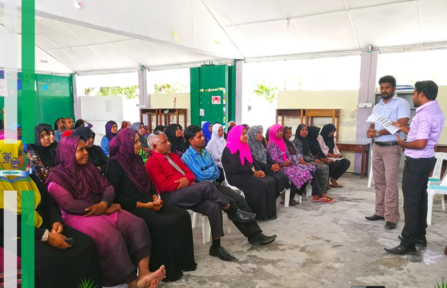 ފިޔޯރީ ސްކޫލުގެ ބެލެނިވެރިންތަކަށް ޓެބްލެޓް ބޭނުންކުރާނެ ގޮތްތައް ދަސްކޮށްދެނީ.-- ފޮޓޯ: ފިޔޯރީ ސްކޫލު