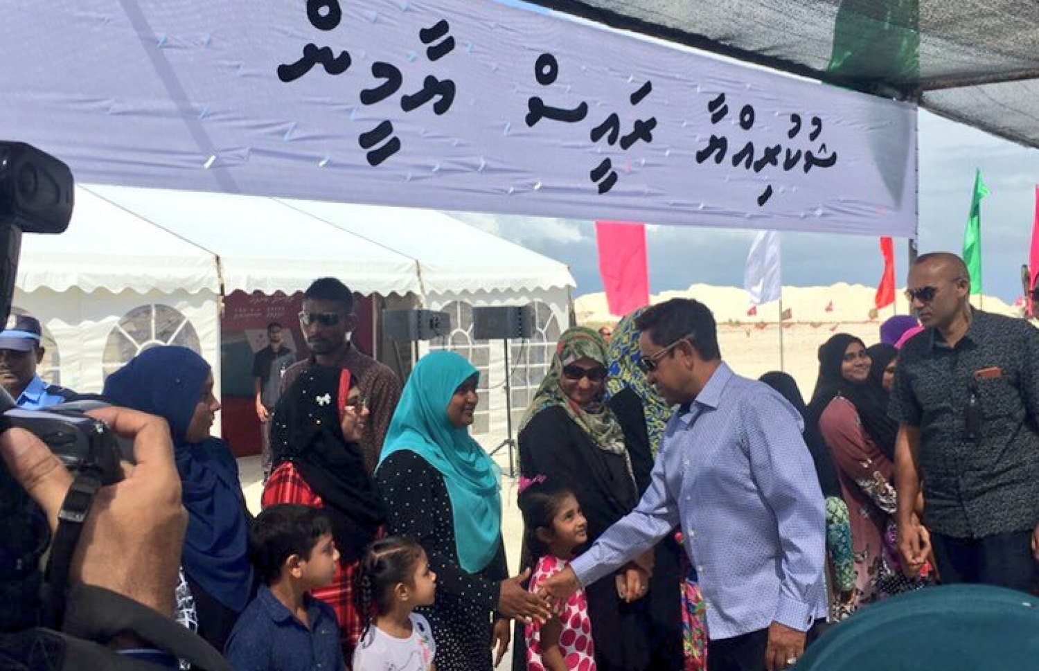 ރައީސް ތުލުސްދޫގައި: ރައްޔިތުން ބޭނުންވާ ތަރައްގީގެ ކަންކަން ކުރިއަށް އޮތް ތަނުގައި ވެސް ފުރިހަމަކޮށްދެއްވާނެ ކަމަށް ވިދާޅުވި. --ފޮޓޯ: ރައީސް އޮފީސް