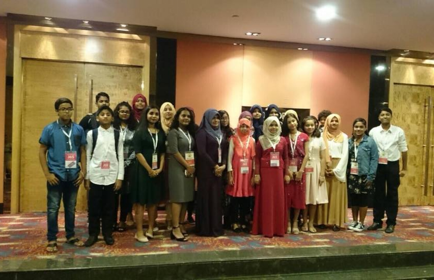 ވޯލްޑް ސްކޮލާސް ކަޕުގައި ގޭޓްވޭ އިންޓަނޭޝަނަލް ސްކޫލުން ބައިވެރިވި ދަރިވަރުންތަކެއް ފޮޓޯއަކަށް ހުއްޓިލައިގެން.-- ފޮޓޯ: ގޭޓްވޭ ސްކޫލު