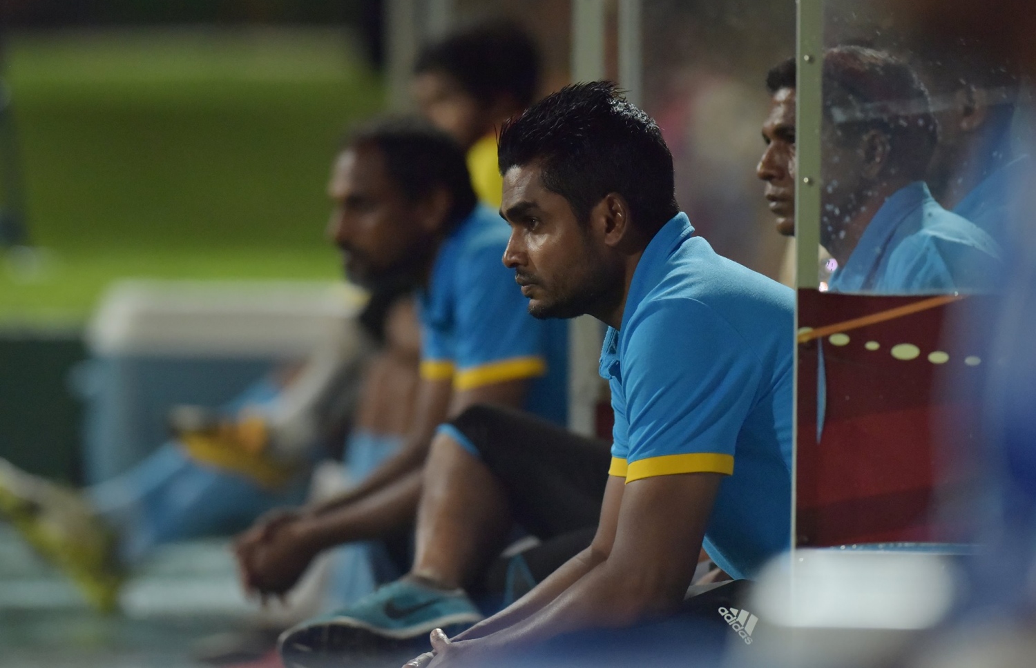 ވެލެންސިއާގެ މެޗެއްގެ ތެރެއިން ސޮބާ ބެންޗުގައި އިށީދެގެން. -- ފޮޓޯ: އިބްރާހިމް ފާއިދު/ އެފްއޭއެމް