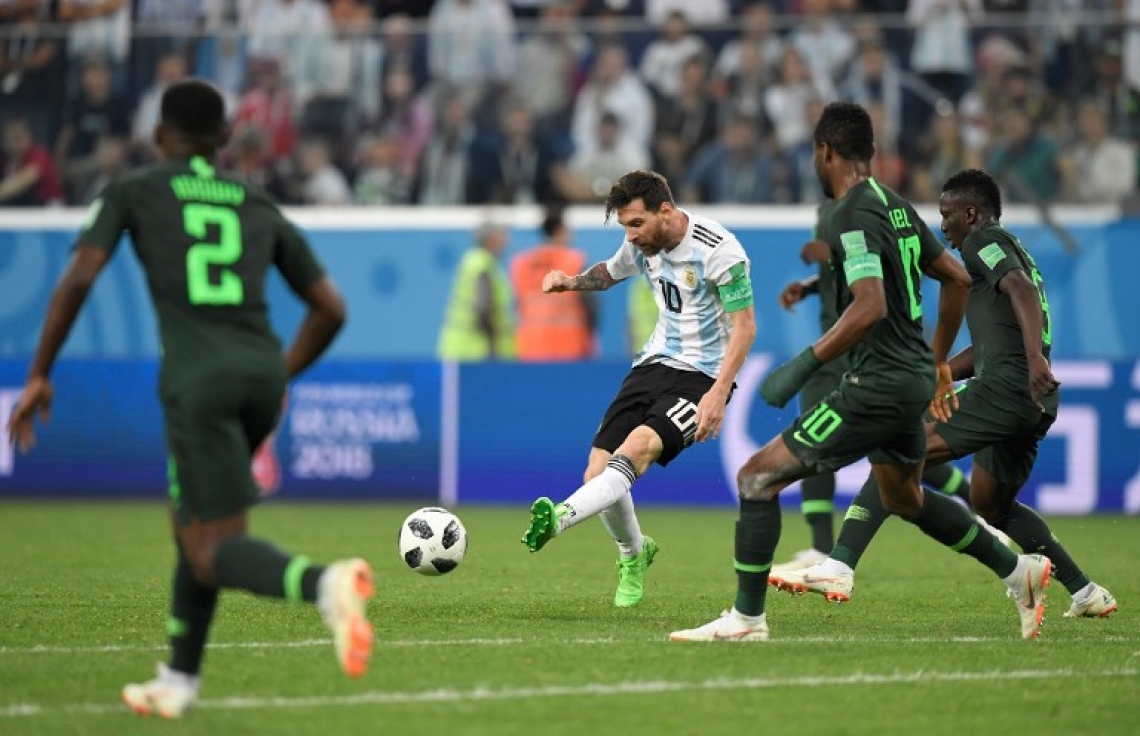 ސެއިން ޕީޓާސްބާގް، ރަޝިއާ: ޖޫން 26، 2018: ވޯލްޑް ކަޕް ފުޓްބޯޅަ މުބާރާތުގައި އާޖެންޓީނާ އާ ނައިޖީރިއާ ކުޅުނު މެޗުގެ ތެރެއިން: މެޗު ނިމެން ހަތަރު މިނިޓަށް ވެފައި ވަނިކޮށް މާކޯސް ރޯހޯ ޖެހި ގޯލުން 2-1 އިން ނައިޖީރިއާ ބަލިކޮށް ވޯލްޑް ކަޕް ފުޓްބޯޅަ މުބާރާތުގެ ދެ ވަނަ ބުރުގެ ޖާގައެއް އާޖެންޓީނާ އިން ވަނީ ހޯދައިފައި. --ފޮޓޯ: އޭއެފްޕީ