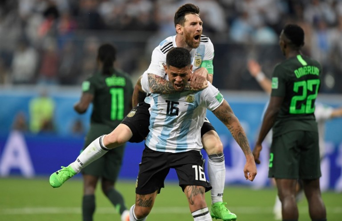 ސެއިން ޕީޓާސްބާގް، ރަޝިއާ: ޖޫން 26، 2018: ވޯލްޑް ކަޕް ފުޓްބޯޅަ މުބާރާތުގައި އާޖެންޓީނާ އާ ނައިޖީރިއާ ކުޅުނު މެޗުގެ ތެރެއިން: މެޗު ނިމެން ހަތަރު މިނިޓަށް ވެފައި ވަނިކޮށް މާކޯސް ރޯހޯ ޖެހި ގޯލުން 2-1 އިން ނައިޖީރިއާ ބަލިކޮށް ވޯލްޑް ކަޕް ފުޓްބޯޅަ މުބާރާތުގެ ދެ ވަނަ ބުރުގެ ޖާގައެއް އާޖެންޓީނާ އިން ވަނީ ހޯދައިފައި. --ފޮޓޯ: އޭއެފްޕީ