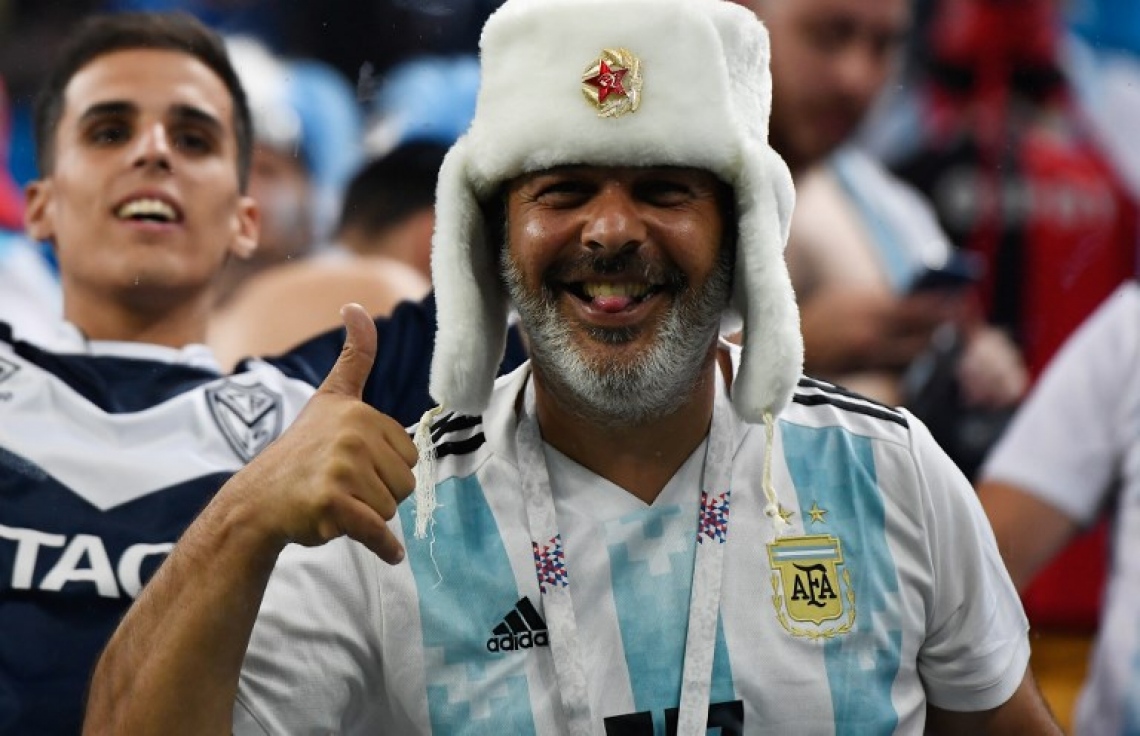 ސެއިން ޕީޓާސްބާގް، ރަޝިއާ: ޖޫން 26، 2018: ވޯލްޑް ކަޕް ފުޓްބޯޅަ މުބާރާތުގައި އާޖެންޓީނާ އާ ނައިޖީރިއާ ކުޅުނު މެޗުގައި ސްޕޯޓަރުންތަކެއް: މެޗު ނިމެން ހަތަރު މިނިޓަށް ވެފައި ވަނިކޮށް މާކޯސް ރޯހޯ ޖެހި ގޯލުން 2-1 އިން ނައިޖީރިއާ ބަލިކޮށް ވޯލްޑް ކަޕް ފުޓްބޯޅަ މުބާރާތުގެ ދެ ވަނަ ބުރުގެ ޖާގައެއް އާޖެންޓީނާ އިން ވަނީ ހޯދައިފައި. --ފޮޓޯ: އޭއެފްޕީ