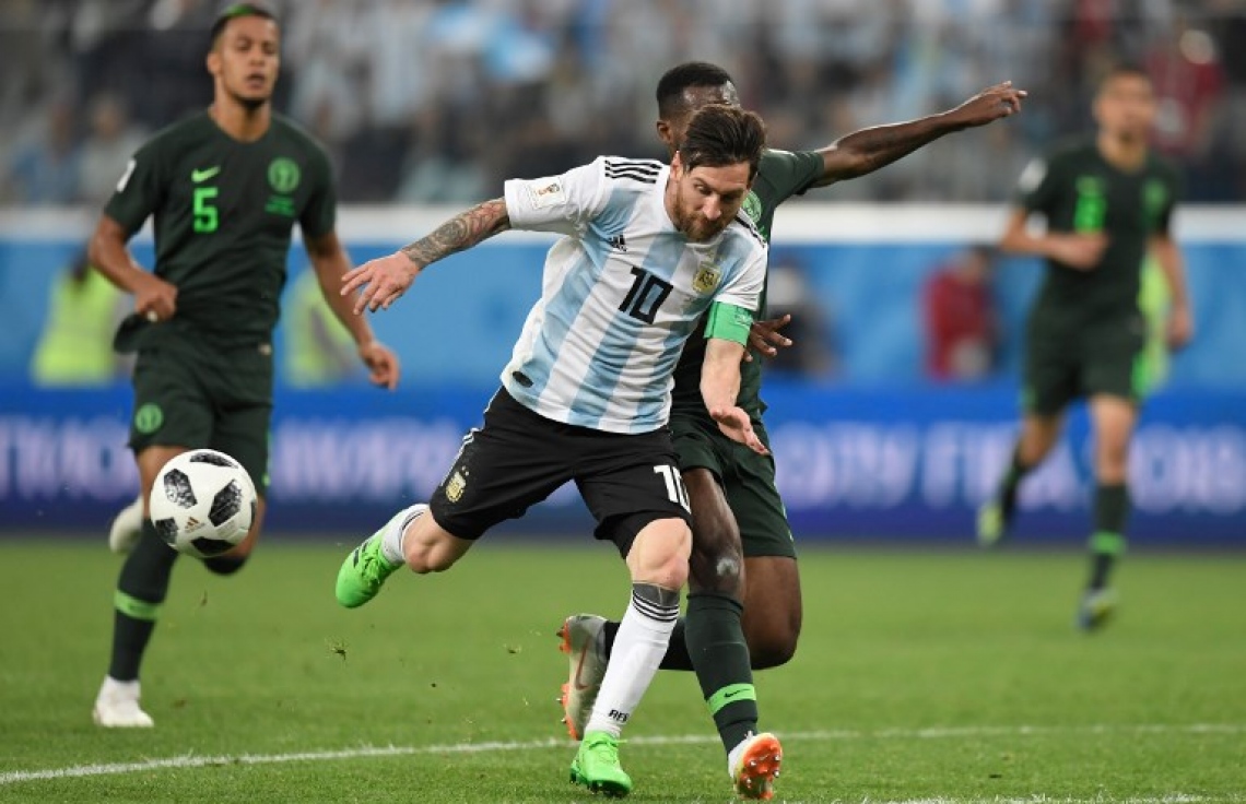 ސެއިން ޕީޓާސްބާގް، ރަޝިއާ: ޖޫން 26، 2018: ވޯލްޑް ކަޕް ފުޓްބޯޅަ މުބާރާތުގައި އާޖެންޓީނާ އާ ނައިޖީރިއާ ކުޅުނު މެޗުގެ ތެރެއިން: މެޗު ނިމެން ހަތަރު މިނިޓަށް ވެފައި ވަނިކޮށް މާކޯސް ރޯހޯ ޖެހި ގޯލުން 2-1 އިން ނައިޖީރިއާ ބަލިކޮށް ވޯލްޑް ކަޕް ފުޓްބޯޅަ މުބާރާތުގެ ދެ ވަނަ ބުރުގެ ޖާގައެއް އާޖެންޓީނާ އިން ވަނީ ހޯދައިފައި. --ފޮޓޯ: އޭއެފްޕީ