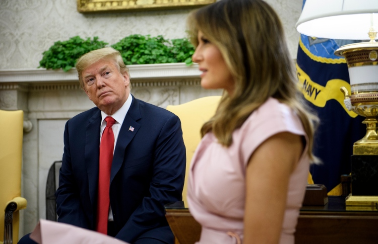 އާއިލާއާ ވަކިކޮށްފައިވާ ކުދިންނާ މެލަނިއާ ބައްދަލުކުރަނީ