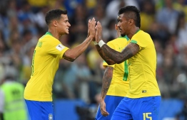 Brazil's midfielder Paulinho (R) thanks Brazil's forward Philippe Coutinho (L) for his pass after scoring during the Russia 2018 World Cup Group E football match between Serbia and Brazil at the Spartak Stadium in Moscow on June 27, 2018. / AFP PHOTO / Kirill KUDRYAVTSEV / 