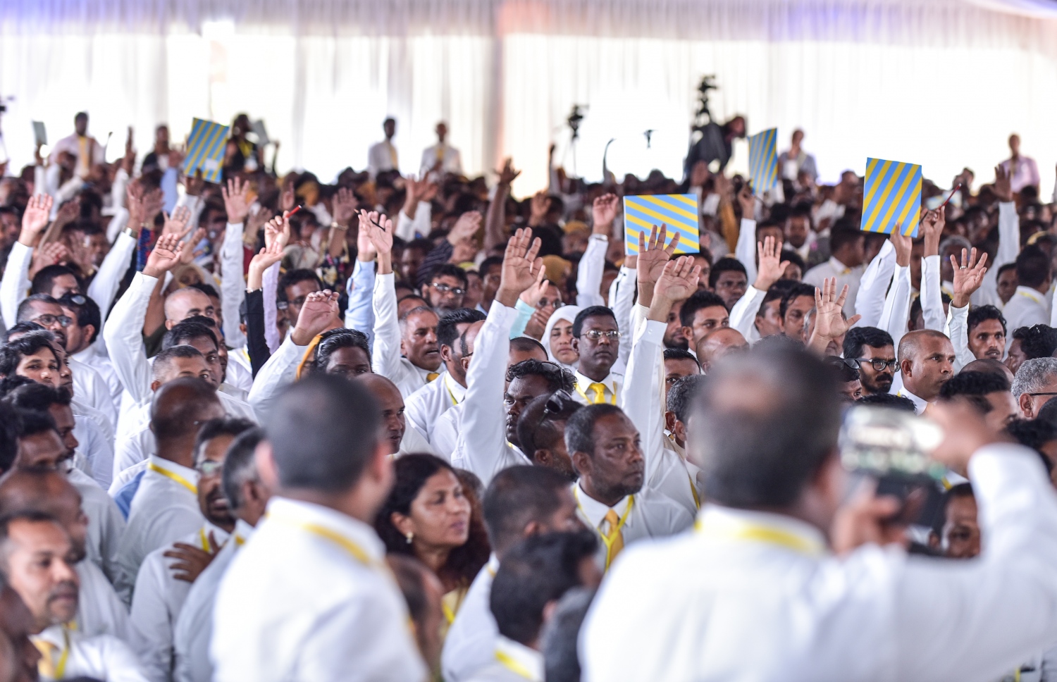 އއ. އުކުޅަހުގައި ބޭއްވި އެމްޑީޕީގެ ކޮންގްރެސްގައި މަންދޫބުން ވޯޓުލަނީ. ---ފޮޓޯ: އަހުމަދު ނިޝާތު/ މިހާރު