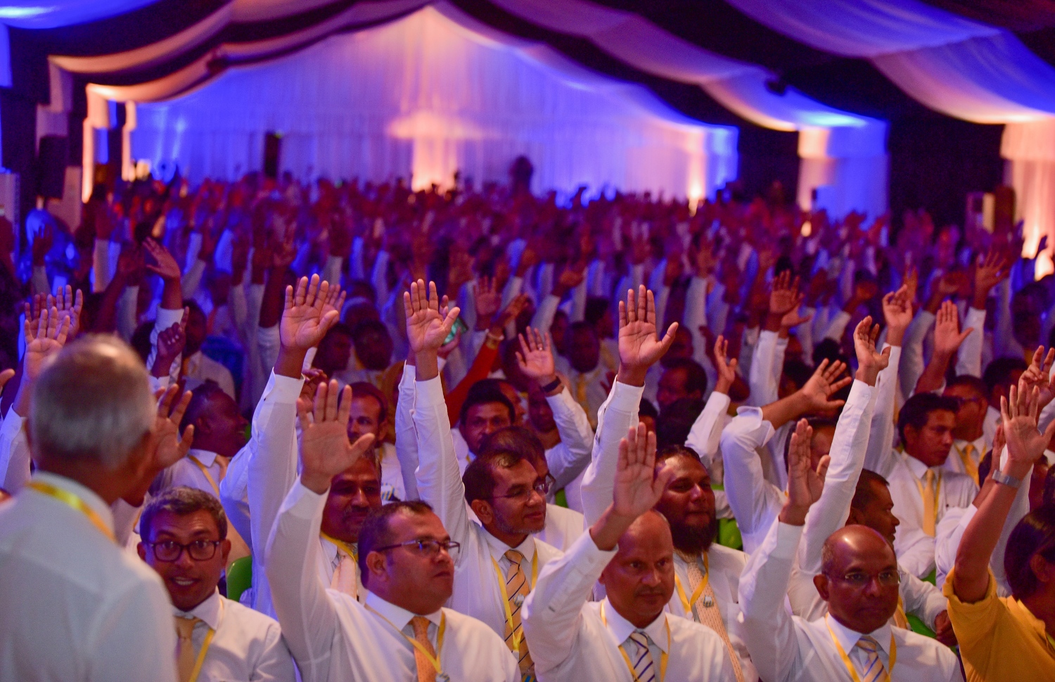 އުކުޅަހުގެ ކޮންގްރެސްގައި ރިޔާސީ ކެންޑިޑޭޓަކަށް ރައީސް ހަމަޖެއްސެވުމަށާއި އެމްޑީޕީގެ މެނިފެސްޓޯއަށް ވޯޓު ނަގަނީ. -- ފޮޓޯ | މިހާރު