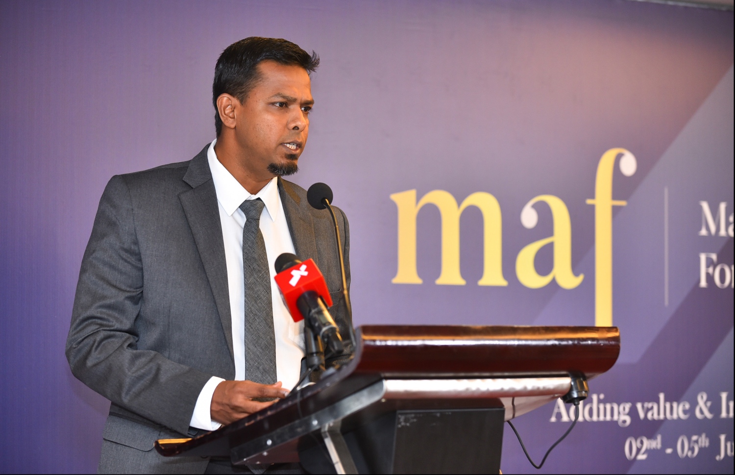 އޮޑިޓާ ޖެނަރަލް ޒިޔަތު ވާހަކަ ދައްކަވަނީ. އޮޑިޓަ ޖެނެރަލް މާލީ ހިސާބުތައް ހުށަހަޅަން ޖެހޭނީ މަޖިލިހުގެ މާލިއްޔަތު ކޮމިޓީ އަށް -- ފޮޓޯ: ހުސައިން ވަހީދު/މިހާރު