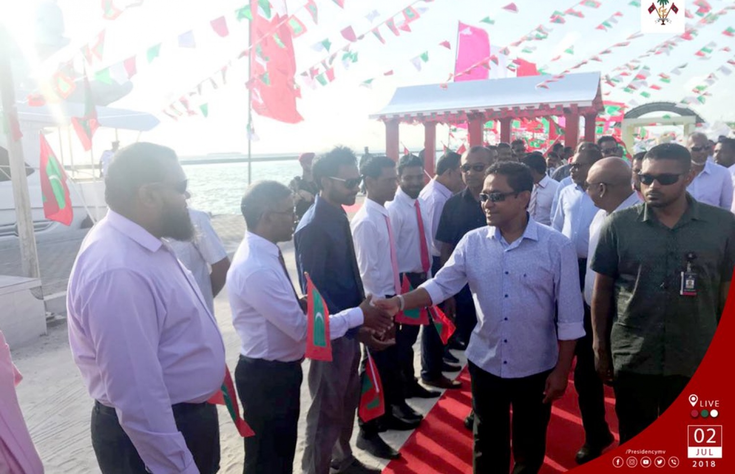 ރައީސް ޔާމީން މިއަދު ފުނަދު އަށް ވަޑައިގަތުމުން، އެ ރަށު ރައްޔިތުން އެމަނިކުފާނާ ސަލާމް ކުރަނީ. - ފޮޓޯ: ރައީސް އޮފީސް