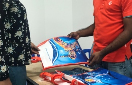 The main sponsor of the Lhaniyani Turtle Festival, Dhiraagu gave away their artistic reusable bags as part of their social responsibility campaign, "For the Oceans". PHOTO: HAWWA AMAANY ABDULLA / THE EDITION