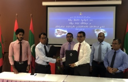 Environment Minister Thoriq Ibrahim (R-3) and Edward and Christie's Managing Director Christie Arawwala (L-2) sign agreement on establishing a sewerage system in Aa.Mathiveri and a water supply network in F.Nilandhoo. PHOTO/MIHAARU