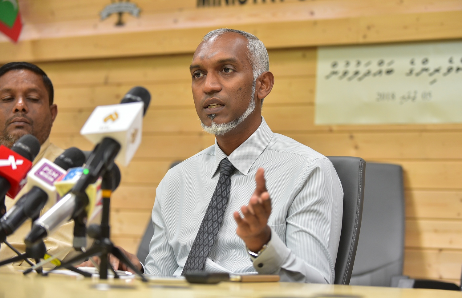 މިނިސްޓަރު މުއިއްޒު މިއަދު ނޫސްވެރިންނާ ބައްދަލު ކުރައްވަނީ. --ފޮޓޯ: އަހްމަދު ނިޝާތު/މިހާރު