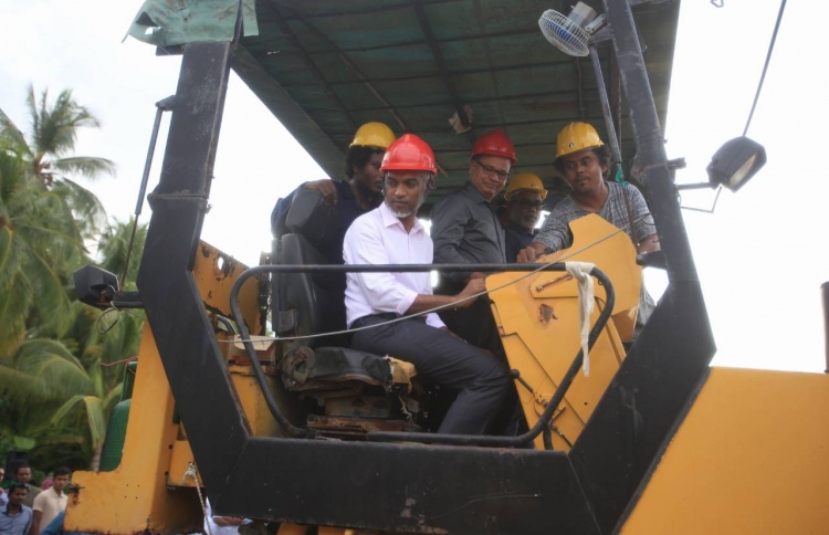 ފޮނަދޫ ބޮޑެތި މަގުތަކުގައި ތާރު އަޅަން ފަށައިފި