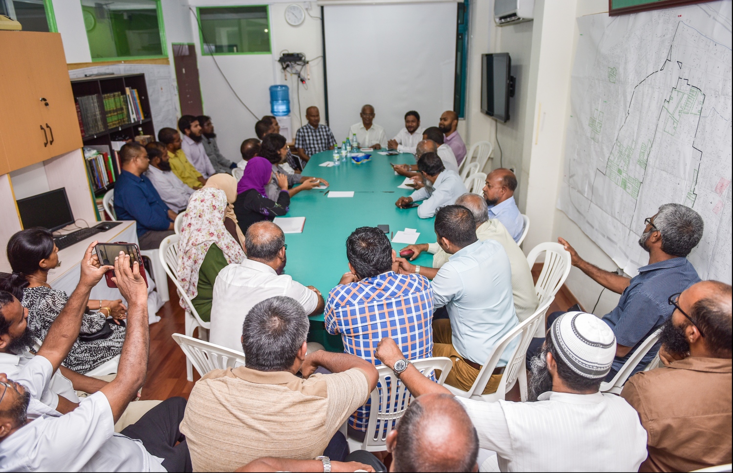 އަދާލަތު ޕާޓީގެ އިސް ބޭފުޅުންނާ އިބޫ މިރޭ ބައްދަލު ކުރައްވަނީ.---ފޮޓޯ: ހުސެއިން ވަހީދު/މިހާރު