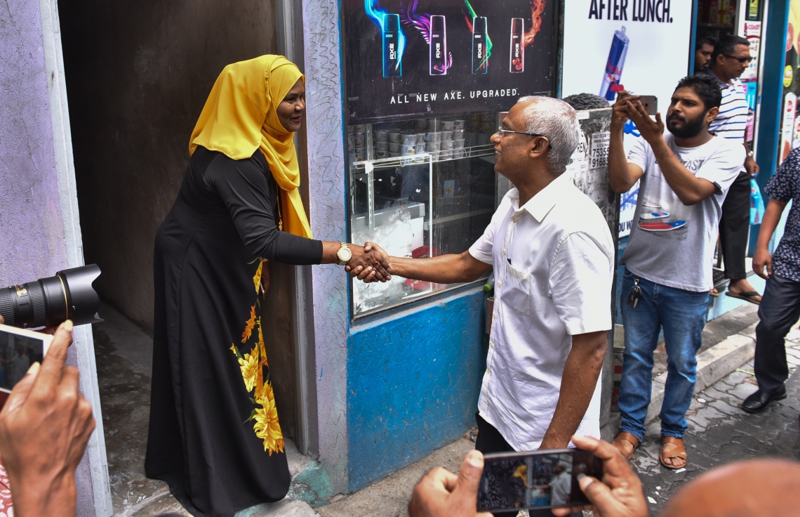 އިދިކޮޅު ކެންޑިޑޭޓް އިބޫ ދޮރުން ދޮރަށް ވަޑައިގެން ކެމްޕޭންކުރައްވަނީ: ކެމްޕެއިން ފުރުސަތު އޮތީ ކިހާ ވަރަކަށް ބާ؟ --ފޮޓޯ: އަހުމަދު ނިޝާތު/މިހާރު