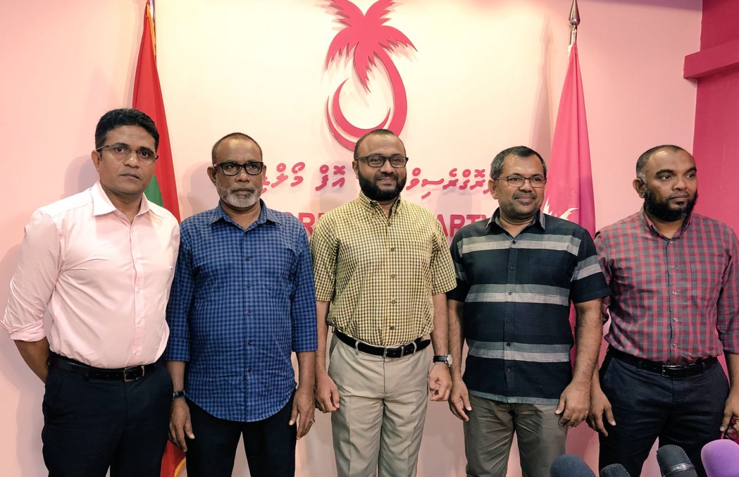 ޑރ. ޝަހީމް މިރޭ ޕީޕީއެމް އޮފީހަށް ވަޑައިގެން، އެ ޕާޓީގެ ލީޑަޝިޕްގެ ބައެއް ބޭފުޅުންނާ އެކު ފޮޓޯއެއް ނަންގަވަނީ.
