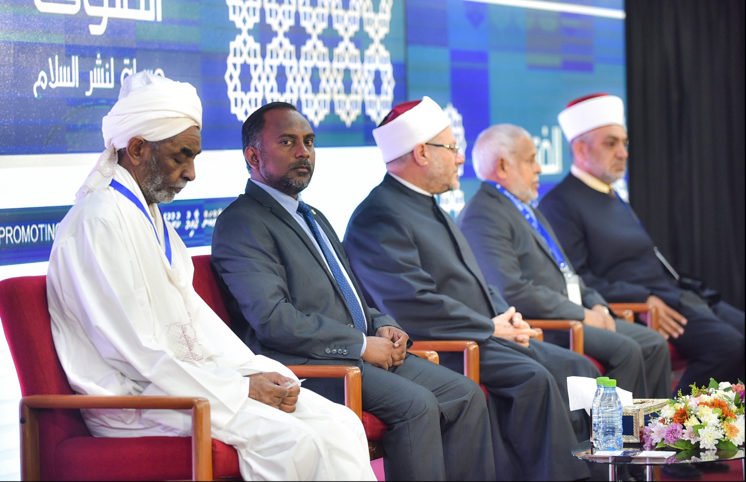 ފަތުވާ ފޯރަމް ފެށުމުގެ ގޮތުން އިސްލާމީ މަރުކަޒުގައި ބޭއްވި ރަސްމިއްޔާތުގައި އިސްލާމިކް މިނިސްޓަރު ޑރ. އަހުމަދު ޒިޔާދާއި ގައުމުތަކުގެ ފަތުވާ ކޮމެޓީގެ ވެރިން ބައިވެރިވެ ވަޑައިގަންނަވަނީ. -- ފޮޓޯ: ހުސައިން ވަހީދު/މިހާރު