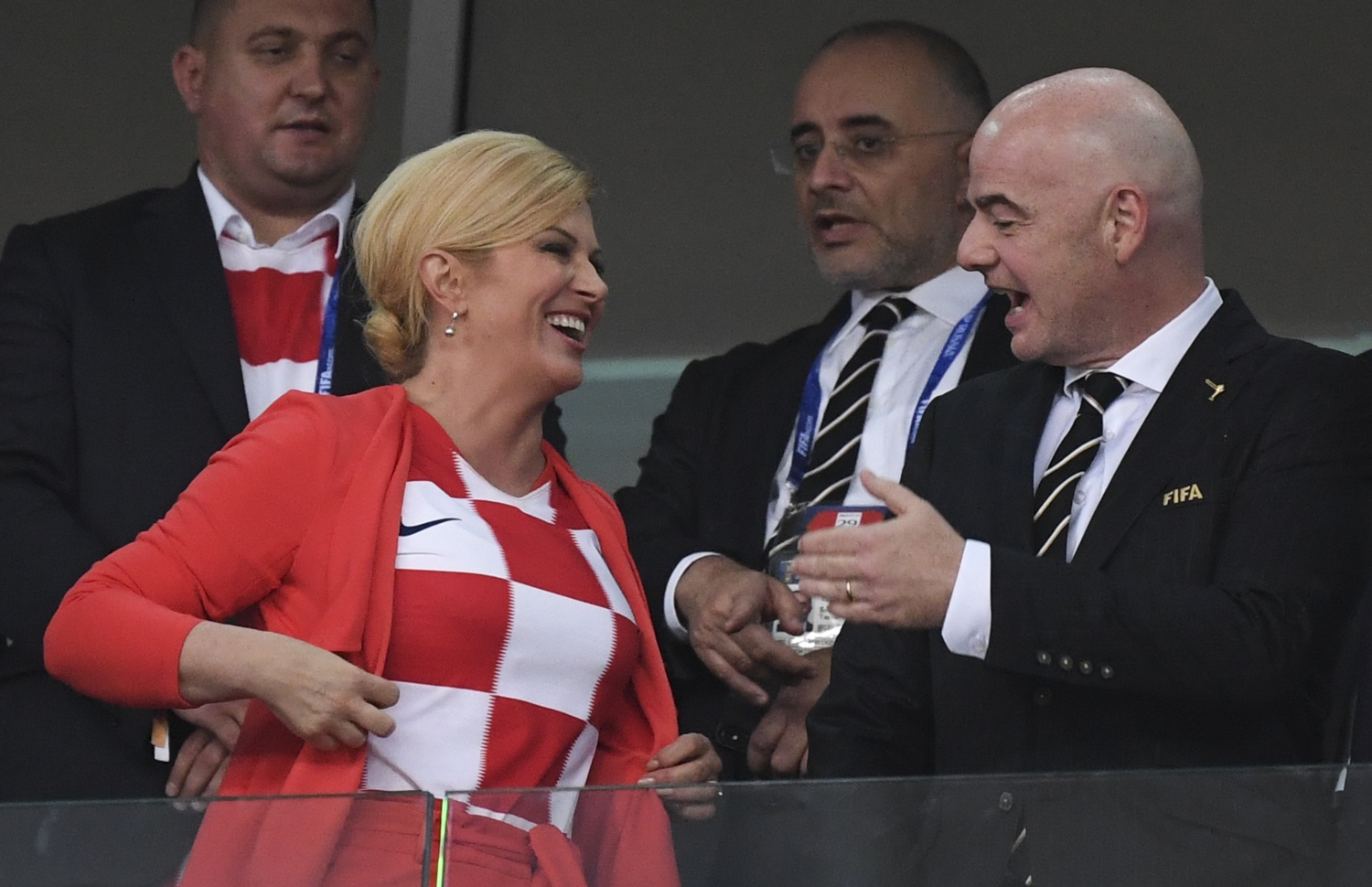 ކްރޮއޭޝިއާގެ ރައީސާ ކިޓަރޮވިޗް (ވ) ފީފާގެ ރައީސް އިންފަންޓިނޯއާ އެކު ރޭ މެޗު ބައްލަވަނީ. --ފޮޓޯ:އޭއެފްޕީ