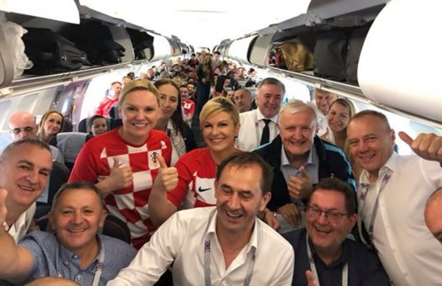 ކްރޮއޭޝިއާގެ ރައީސާ ސަޕޯޓަރުންނާ އެކު ޝެޑިއުލް ފްލައިޓެއްގައި މެޗު ބައްލަވަން ވަޑައިގަންނަވަނީ.