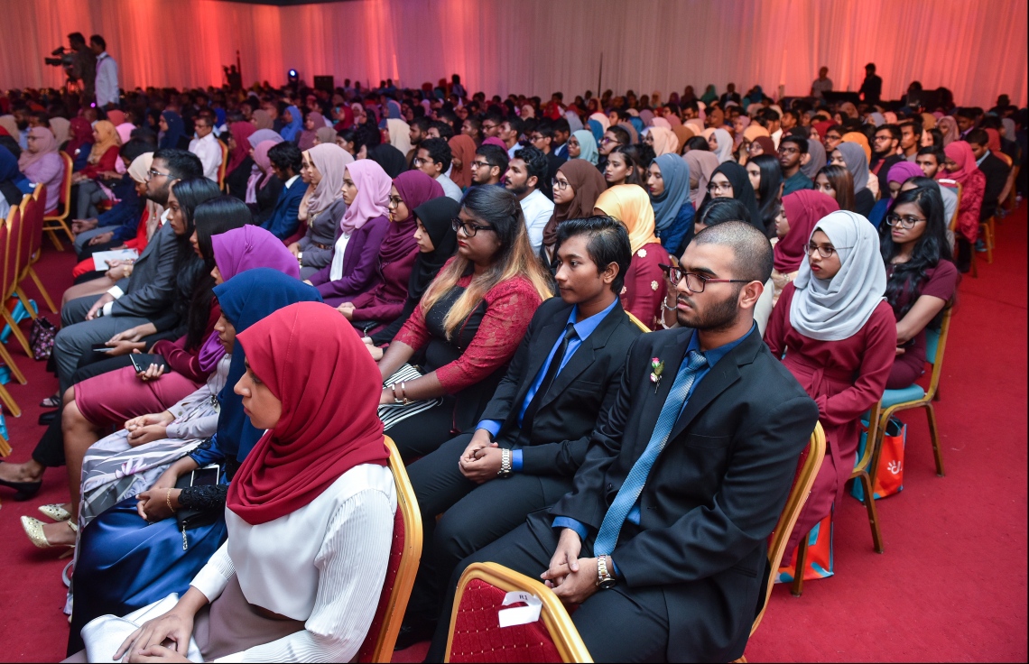 މާލެ: ޖުލައި 9، 2018: މިދިޔަ އަހަރުގެ އޮކްޓޯބަރު/ނޮވެމްބަރުގައި ބޭއްވި އޭ ލެވެލް އިމްތިހާނުން ވަނަތައް ހޯދި ދަރިވަރުންނަށް އެވޯޑު ދިނުމުގެގޮތުން ދަރުބާރުގޭގައި ބޭއްވި ރަސްމިއްޔާތުގެ ތެރެއިން.--- ފޮޓޯ: ހުސައިން ވަހީދު/މިހާރު