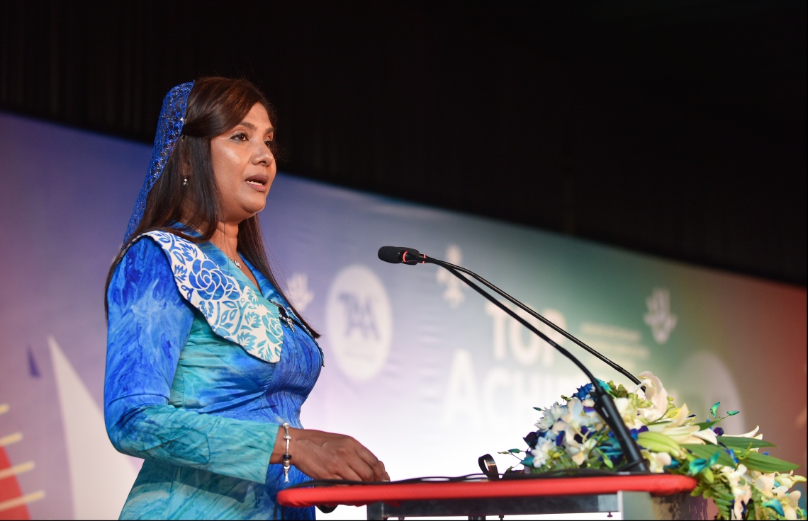 މާލެ: ޖުލައި 9، 2018: މިދިޔަ އަހަރުގެ އޮކްޓޯބަރު/ނޮވެމްބަރުގައި ބޭއްވި އޭ ލެވެލް އިމްތިހާނުން ވަނަތައް ހޯދި ދަރިވަރުންނަށް އެވޯޑު ދިނުމުގެގޮތުން ދަރުބާރުގޭގައި ބޭއްވި ރަސްމިއްޔާތުގައި، އެޑިއުކޭޝަން މިނިސްޓަރު އައިޝަތު ޝިހާމް ވާހަކަދައްކަވަނީ.--- ފޮޓޯ: ހުސައިން ވަހީދު/މިހާރު