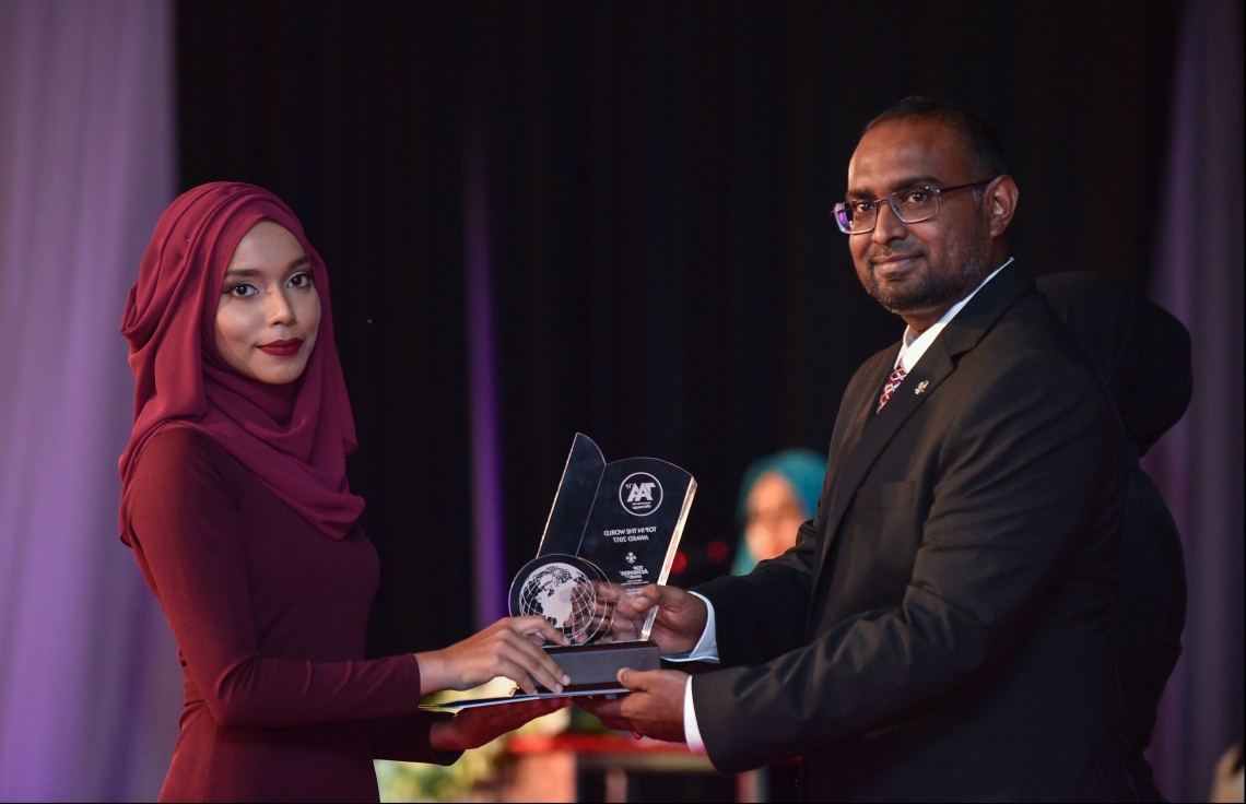 މާލެ: ޖުލައި 9، 2018: މިދިޔަ އަހަރުގެ އޮކްޓޯބަރު/ނޮވެމްބަރުގައި ބޭއްވި އޭ ލެވެލް އިމްތިހާނުން ވަނަތައް ހޯދި ދަރިވަރުންނަށް އެވޯޑު ދިނުމުގެގޮތުން ދަރުބާރުގޭގައި ބޭއްވި ރަސްމިއްޔާތުގައި، ރައީސް އޮފީހުގެ ސްޓޭޓް މިނިސްޓަރު މުޖުތާޒް، ދަރިވަރަކަށް އެވޯޑު ހަވާލުކުރައްވަނީ.--- ފޮޓޯ: ހުސައިން ވަހީދު/މިހާރު