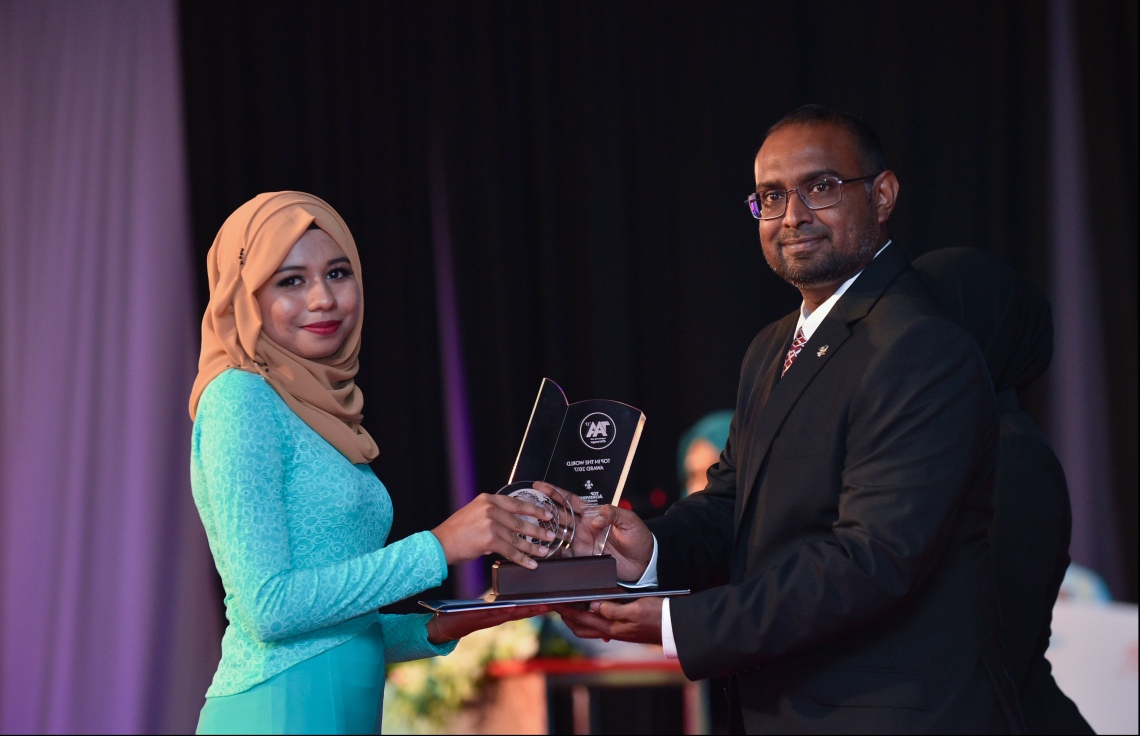 މާލެ: ޖުލައި 9، 2018: މިދިޔަ އަހަރުގެ އޮކްޓޯބަރު/ނޮވެމްބަރުގައި ބޭއްވި އޭ ލެވެލް އިމްތިހާނުން ވަނަތައް ހޯދި ދަރިވަރުންނަށް އެވޯޑު ދިނުމުގެގޮތުން ދަރުބާރުގޭގައި ބޭއްވި ރަސްމިއްޔާތުގައި، ރައީސް އޮފީހުގެ ސްޓޭޓް މިނިސްޓަރު މުޖުތާޒް، ދަރިވަރަކަށް އެވޯޑު ހަވާލުކުރައްވަނީ.--- ފޮޓޯ: ހުސައިން ވަހީދު/މިހާރު