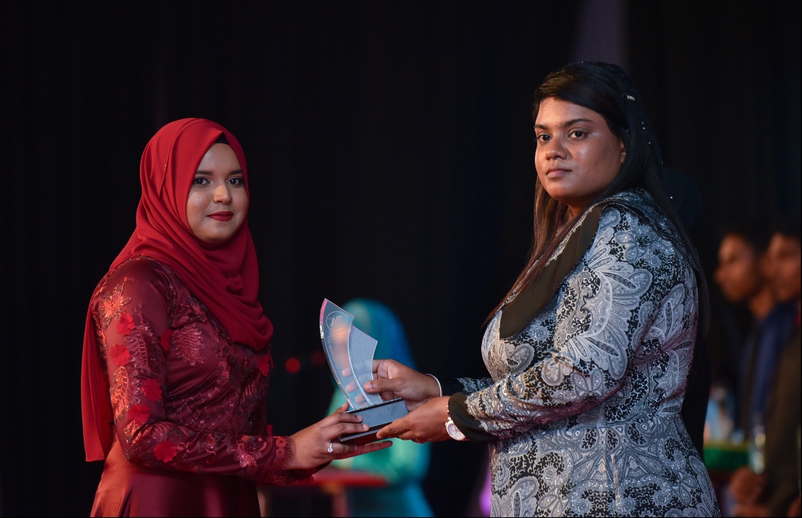 މާލެ: ޖުލައި 9، 2018: މިދިޔަ އަހަރުގެ އޮކްޓޯބަރު/ނޮވެމްބަރުގައި ބޭއްވި އޭ ލެވެލް އިމްތިހާނުން ވަނަތައް ހޯދި ދަރިވަރުންނަށް އެވޯޑު ދިނުމުގެގޮތުން ދަރުބާރުގޭގައި ބޭއްވި ރަސްމިއްޔާތުގައި، ޕްރޮސެކިއުޓާ ޖެނެރަލް އައިޝަތު ބިޝާމް، ދަރިވަރަކަށް އެވޯޑު ހަވާލުކުރައްވަނީ.--- ފޮޓޯ: ހުސައިން ވަހީދު/މިހާރު