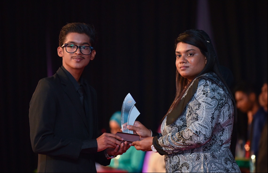 މާލެ: ޖުލައި 9، 2018: މިދިޔަ އަހަރުގެ އޮކްޓޯބަރު/ނޮވެމްބަރުގައި ބޭއްވި އޭ ލެވެލް އިމްތިހާނުން ވަނަތައް ހޯދި ދަރިވަރުންނަށް އެވޯޑު ދިނުމުގެގޮތުން ދަރުބާރުގޭގައި ބޭއްވި ރަސްމިއްޔާތުގައި، ޕްރޮސެކިއުޓާ ޖެނެރަލް އައިޝަތު ބިޝާމް، ދަރިވަރަކަށް އެވޯޑު ހަވާލުކުރައްވަނީ.--- ފޮޓޯ: ހުސައިން ވަހީދު/މިހާރު