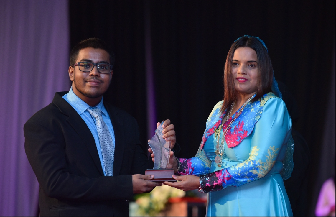 މާލެ: ޖުލައި 9، 2018: މިދިޔަ އަހަރުގެ އޮކްޓޯބަރު/ނޮވެމްބަރުގައި ބޭއްވި އޭ ލެވެލް އިމްތިހާނުން ވަނަތައް ހޯދި ދަރިވަރުންނަށް އެވޯޑު ދިނުމުގެގޮތުން ދަރުބާރުގޭގައި ބޭއްވި ރަސްމިއްޔާތުގައި، ޔޫތު މިނިސްޓަރު އިރުތިޝާމް އާދަމް، ދަރިވަރަކަށް އެވޯޑު ހަވާލުކުރައްވަނީ.--- ފޮޓޯ: ހުސައިން ވަހީދު/މިހާރު