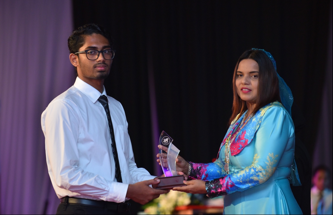 މާލެ: ޖުލައި 9، 2018: މިދިޔަ އަހަރުގެ އޮކްޓޯބަރު/ނޮވެމްބަރުގައި ބޭއްވި އޭ ލެވެލް އިމްތިހާނުން ވަނަތައް ހޯދި ދަރިވަރުންނަށް އެވޯޑު ދިނުމުގެގޮތުން ދަރުބާރުގޭގައި ބޭއްވި ރަސްމިއްޔާތުގައި، ޔޫތު މިނިސްޓަރު އިރުތިޝާމް އާދަމް، ދަރިވަރަކަށް އެވޯޑު ހަވާލުކުރައްވަނީ.--- ފޮޓޯ: ހުސައިން ވަހީދު/މިހާރު