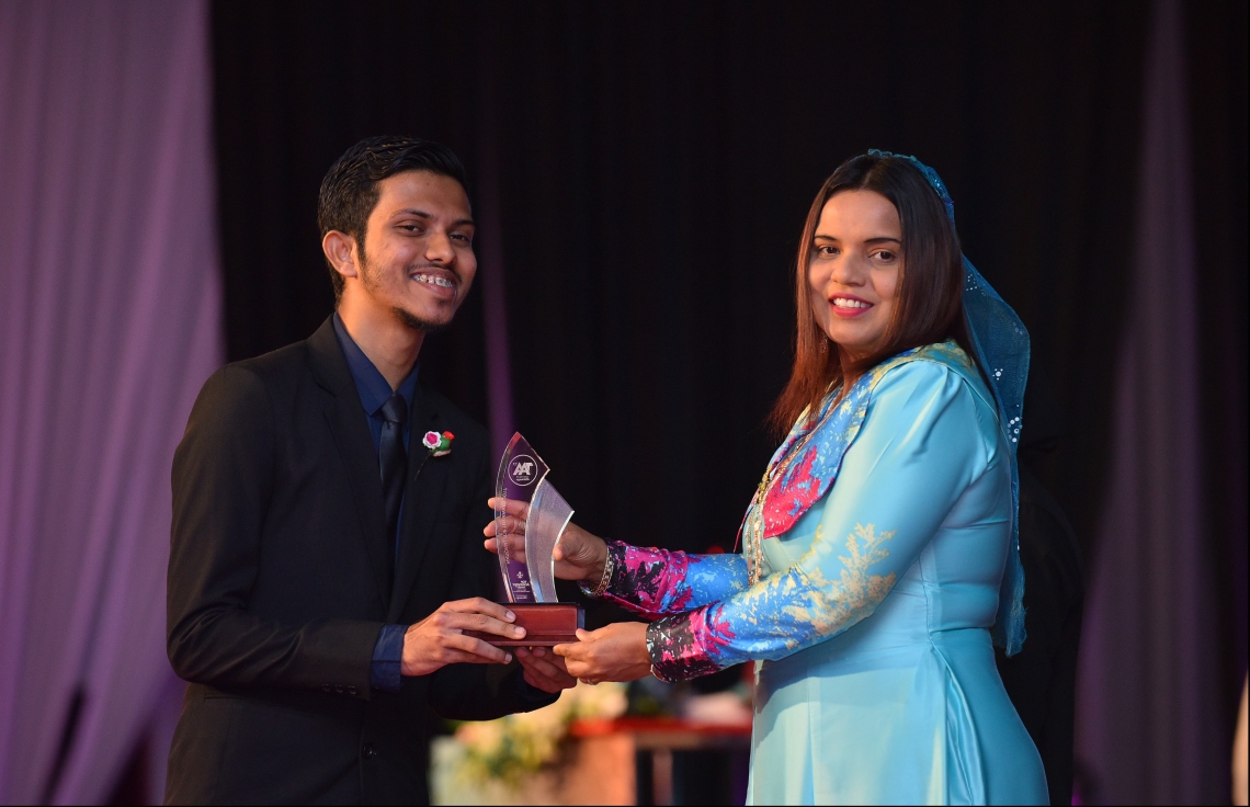 މާލެ: ޖުލައި 9، 2018: މިދިޔަ އަހަރުގެ އޮކްޓޯބަރު/ނޮވެމްބަރުގައި ބޭއްވި އޭ ލެވެލް އިމްތިހާނުން ވަނަތައް ހޯދި ދަރިވަރުންނަށް އެވޯޑު ދިނުމުގެގޮތުން ދަރުބާރުގޭގައި ބޭއްވި ރަސްމިއްޔާތުގައި، ޔޫތު މިނިސްޓަރު އިރުތިޝާމް އާދަމް، ދަރިވަރަކަށް އެވޯޑު ހަވާލުކުރައްވަނީ.--- ފޮޓޯ: ހުސައިން ވަހީދު/މިހާރު