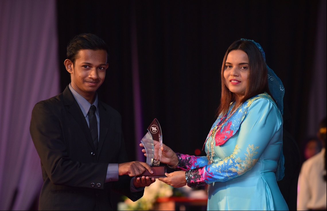 މާލެ: ޖުލައި 9، 2018: މިދިޔަ އަހަރުގެ އޮކްޓޯބަރު/ނޮވެމްބަރުގައި ބޭއްވި އޭ ލެވެލް އިމްތިހާނުން ވަނަތައް ހޯދި ދަރިވަރުންނަށް އެވޯޑު ދިނުމުގެގޮތުން ދަރުބާރުގޭގައި ބޭއްވި ރަސްމިއްޔާތުގައި، ޔޫތު މިނިސްޓަރު އިރުތިޝާމް އާދަމް، ދަރިވަރަކަށް އެވޯޑު ހަވާލުކުރައްވަނީ.--- ފޮޓޯ: ހުސައިން ވަހީދު/މިހާރު