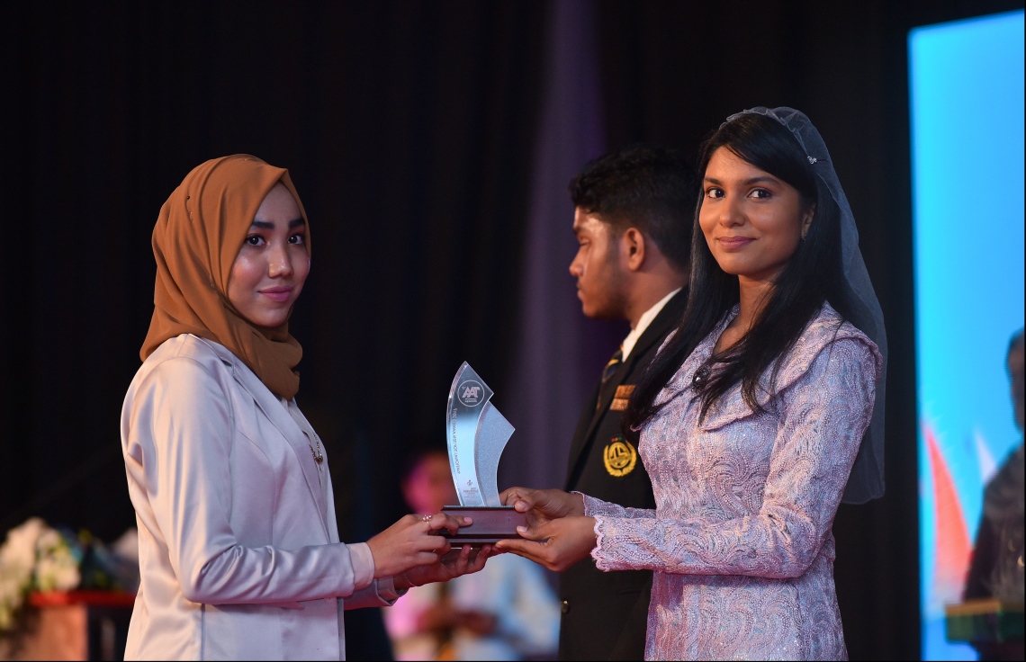 މާލެ: ޖުލައި 9، 2018: މިދިޔަ އަހަރުގެ އޮކްޓޯބަރު/ނޮވެމްބަރުގައި ބޭއްވި އޭ ލެވެލް އިމްތިހާނުން ވަނަތައް ހޯދި ދަރިވަރުންނަށް އެވޯޑު ދިނުމުގެގޮތުން ދަރުބާރުގޭގައި ބޭއްވި ރަސްމިއްޔާތުގައި، ޖެންޑާ މިނިސްޓަރު ޒެނީޝާ ޝަހީދު ޒަކީ، ދަރިވަރަކަށް އެވޯޑު ހަވާލުކުރައްވަނީ.--- ފޮޓޯ: ހުސައިން ވަހީދު/މިހާރު