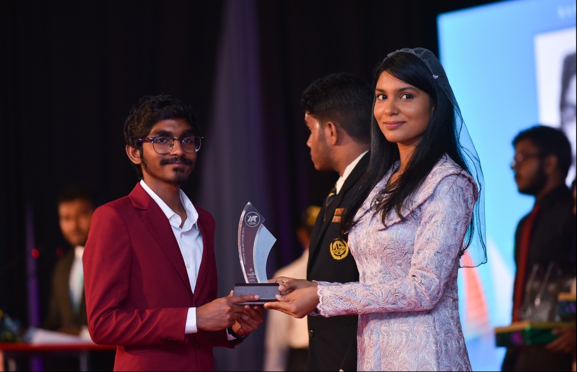 މާލެ: ޖުލައި 9، 2018: މިދިޔަ އަހަރުގެ އޮކްޓޯބަރު/ނޮވެމްބަރުގައި ބޭއްވި އޭ ލެވެލް އިމްތިހާނުން ވަނަތައް ހޯދި ދަރިވަރުންނަށް އެވޯޑު ދިނުމުގެގޮތުން ދަރުބާރުގޭގައި ބޭއްވި ރަސްމިއްޔާތުގައި، ޖެންޑާ މިނިސްޓަރު ޒެނީޝާ ޝަހީދު ޒަކީ، ދަރިވަރަކަށް އެވޯޑު ހަވާލުކުރައްވަނީ.--- ފޮޓޯ: ހުސައިން ވަހީދު/މިހާރު