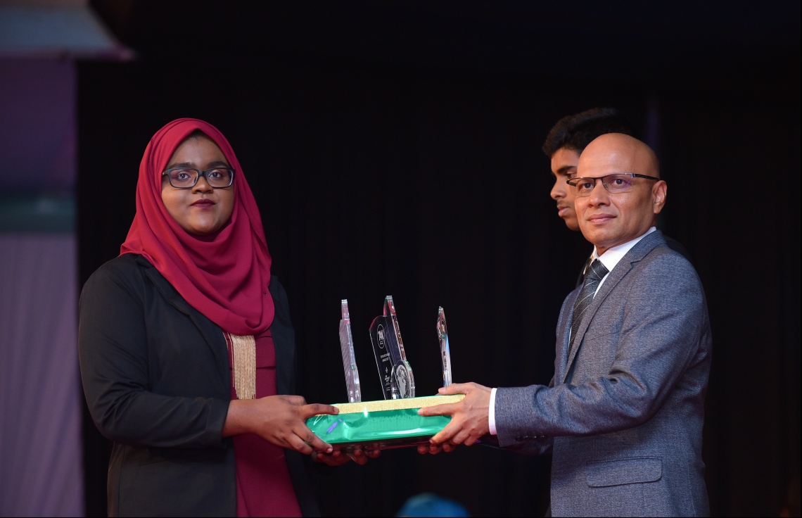 މާލެ: ޖުލައި 9، 2018: މިދިޔަ އަހަރުގެ އޮކްޓޯބަރު/ނޮވެމްބަރުގައި ބޭއްވި އޭ ލެވެލް އިމްތިހާނުން ވަނަތައް ހޯދި ދަރިވަރުންނަށް އެވޯޑު ދިނުމުގެގޮތުން ދަރުބާރުގޭގައި ބޭއްވި ރަސްމިއްޔާތުގައި ދިރާގުގެ ސީއީއޯ އިސްމާއިލް ރަޝީދު، ދަރިވަރަކަށް އެވޯޑު ހަވާލުކުރައްވަނީ.--- ފޮޓޯ: ހުސައިން ވަހީދު/މިހާރު