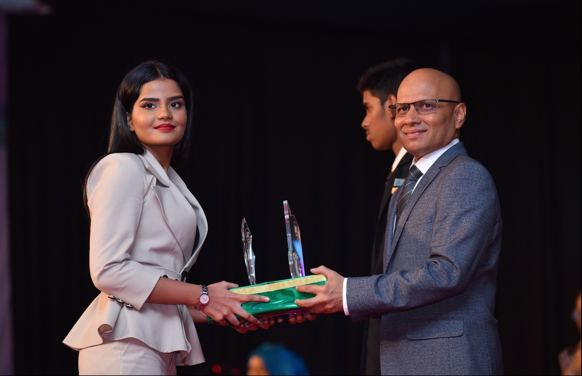 މާލެ: ޖުލައި 9، 2018: މިދިޔަ އަހަރުގެ އޮކްޓޯބަރު/ނޮވެމްބަރުގައި ބޭއްވި އޭ ލެވެލް އިމްތިހާނުން ވަނަތައް ހޯދި ދަރިވަރުންނަށް އެވޯޑު ދިނުމުގެގޮތުން ދަރުބާރުގޭގައި ބޭއްވި ރަސްމިއްޔާތުގައި ދިރާގުގެ ސީއީއޯ އިސްމާއިލް ރަޝީދު، ދަރިވަރަކަށް އެވޯޑު ހަވާލުކުރައްވަނީ.--- ފޮޓޯ: ހުސައިން ވަހީދު/މިހާރު