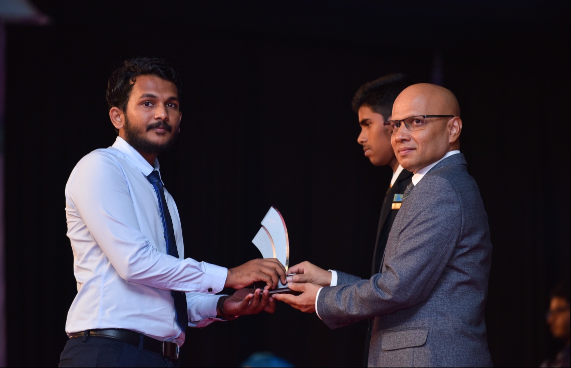 މާލެ: ޖުލައި 9، 2018: މިދިޔަ އަހަރުގެ އޮކްޓޯބަރު/ނޮވެމްބަރުގައި ބޭއްވި އޭ ލެވެލް އިމްތިހާނުން ވަނަތައް ހޯދި ދަރިވަރުންނަށް އެވޯޑު ދިނުމުގެގޮތުން ދަރުބާރުގޭގައި ބޭއްވި ރަސްމިއްޔާތުގައި ދިރާގުގެ ސީއީއޯ އިސްމާއިލް ރަޝީދު، ދަރިވަރަކަށް އެވޯޑު ހަވާލުކުރައްވަނީ.--- ފޮޓޯ: ހުސައިން ވަހީދު/މިހާރު