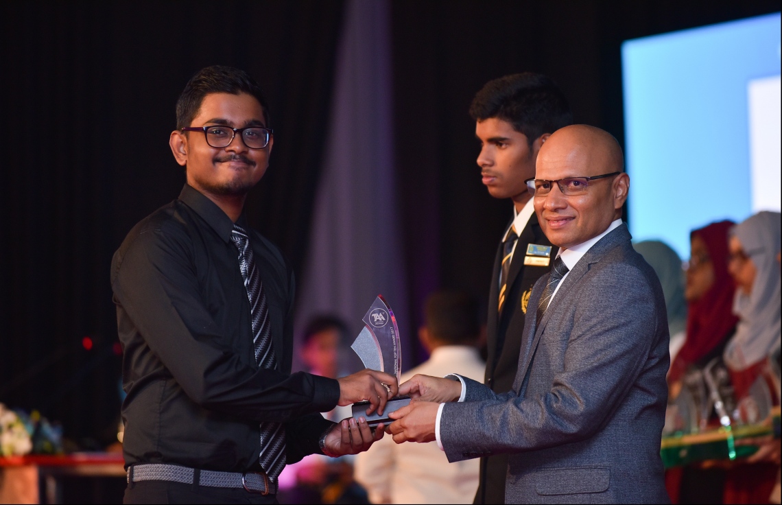 މާލެ: ޖުލައި 9، 2018: މިދިޔަ އަހަރުގެ އޮކްޓޯބަރު/ނޮވެމްބަރުގައި ބޭއްވި އޭ ލެވެލް އިމްތިހާނުން ވަނަތައް ހޯދި ދަރިވަރުންނަށް އެވޯޑު ދިނުމުގެގޮތުން ދަރުބާރުގޭގައި ބޭއްވި ރަސްމިއްޔާތުގައި ދިރާގުގެ ސީއީއޯ އިސްމާއިލް ރަޝީދު، ދަރިވަރަކަށް އެވޯޑު ހަވާލުކުރައްވަނީ.--- ފޮޓޯ: ހުސައިން ވަހީދު/މިހާރު